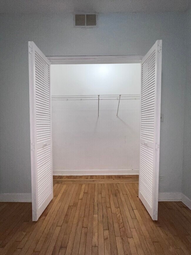 Building Photo - 1119 W 72nd St