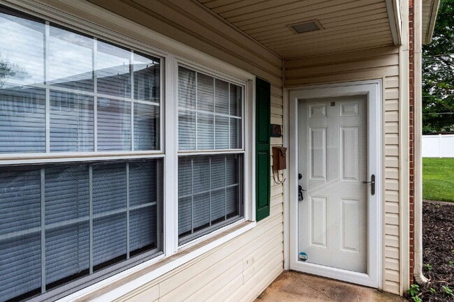 Building Photo - "Charming 2-Bed Condo in Greensboro with Spacious Layout, community clubhouse and POOL!"