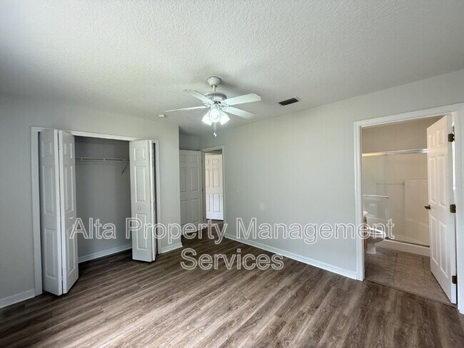 Building Photo - 324 Lena St