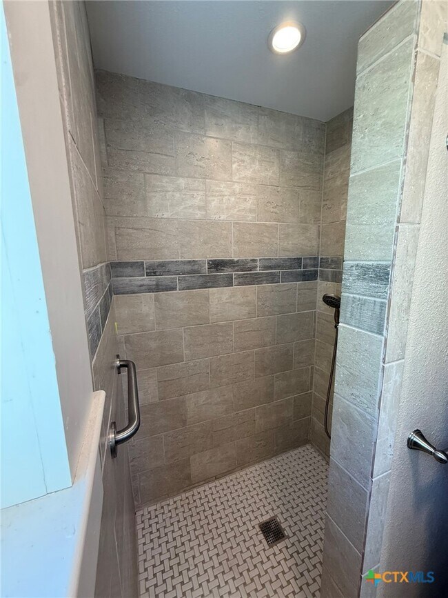 Building Photo - 619 E Donegan St