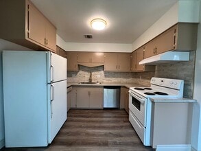 Building Photo - Riverside