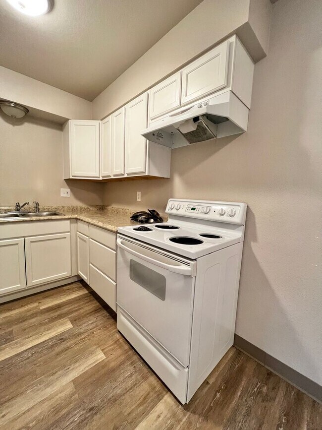 Building Photo - Larch1642 (KC-AM)