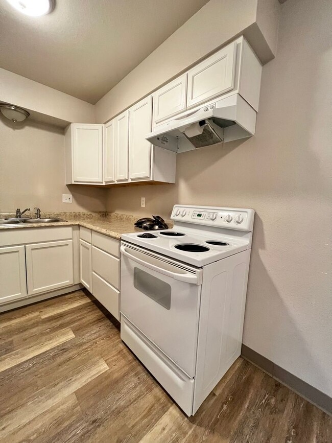 Interior Photo - Larch1642 (KC-AM)