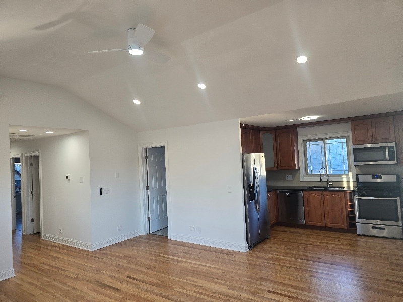 Building Photo - 4737 W Warwick Ave