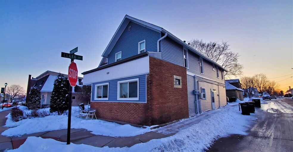 Building Photo - 203 S Main St