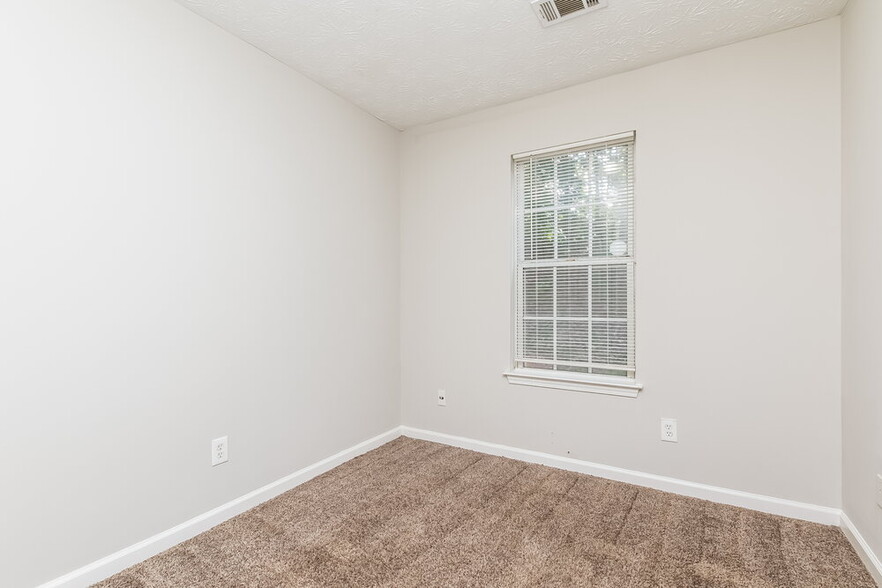 Building Photo - 154 Springbottom Dr SE