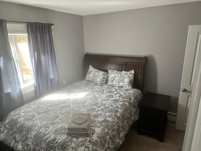 Building Photo - Executive Rental Fully Furnished PERFECT G...