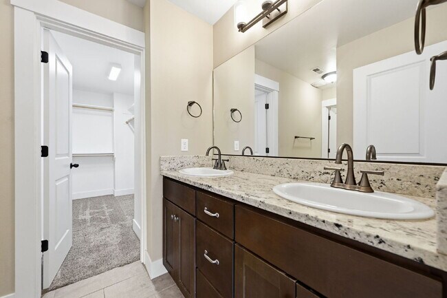 Building Photo - 3 Bed, 2.5 Bath Townhome Centrally Located– Bend, OR