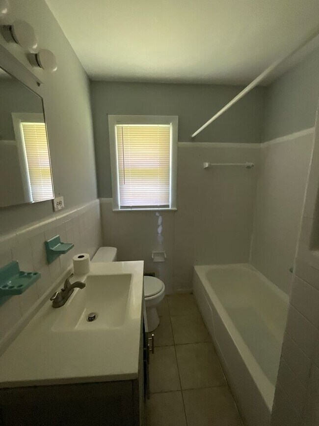 Building Photo - 3 bedrooms one bath apartment located in the Highlands, section of Portsmouth