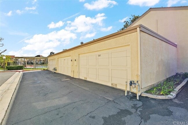 Building Photo - 1005 W Orangewood Ave