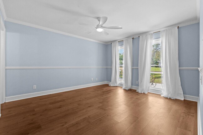 Building Photo - 5704 Woodside Ave