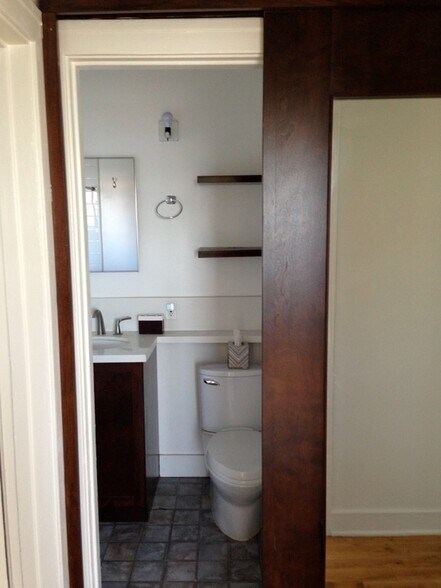 bathroom - 1115 Mohawk St