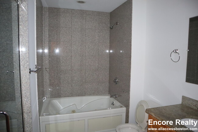 Building Photo - 254 Friend St