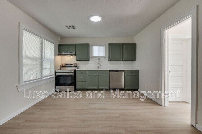 Building Photo - 905 E Rogers St