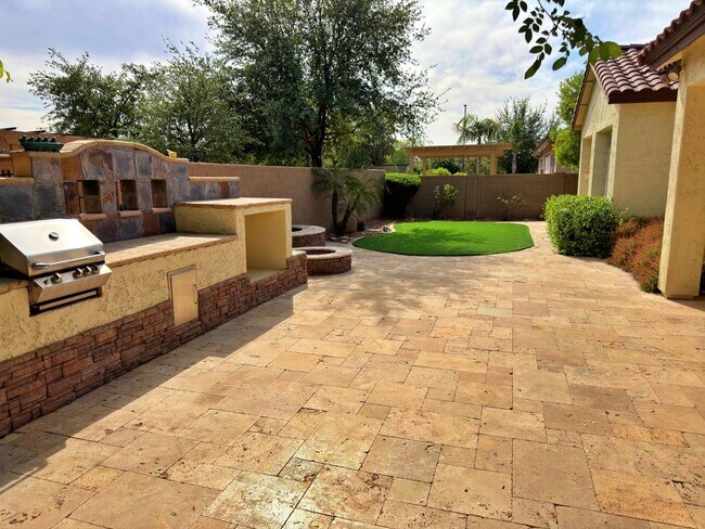 Building Photo - 737 E Charlevoix Ave