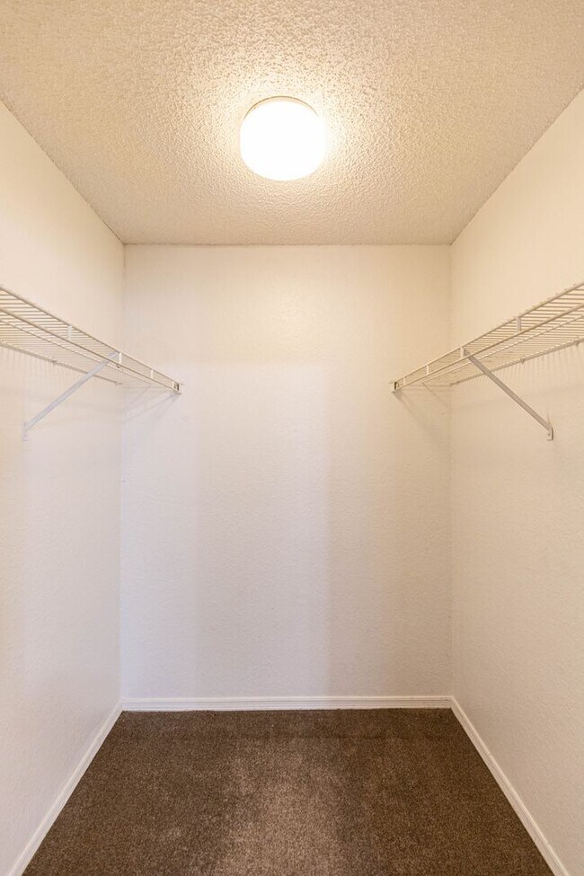 Building Photo - Two bedroom, two bathroom condo near 192 a...