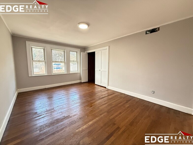 Building Photo - 10 Portina Rd