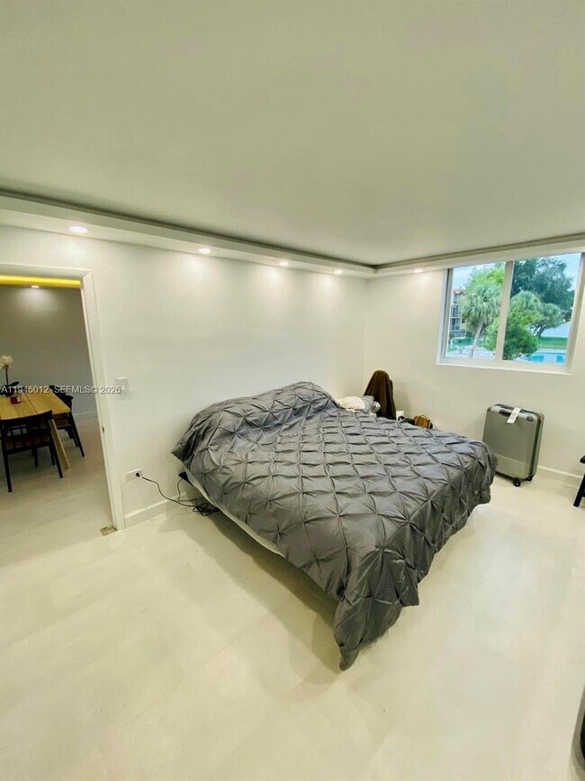 Building Photo - 441 NE 195th St