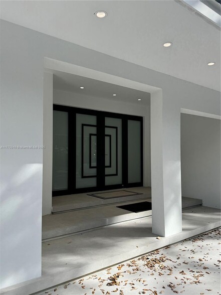 Building Photo - 5841 SW 37th Ave