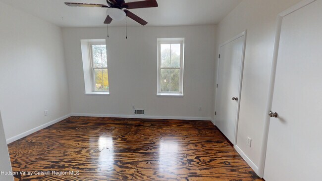 Building Photo - 160 Mansion St