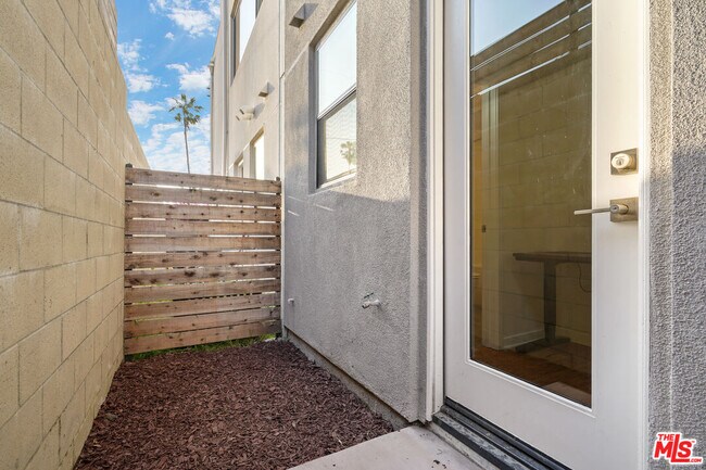 Building Photo - 1427 1/2 Waterloo St