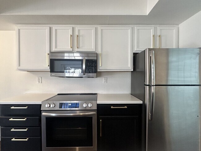 Building Photo - Point South Mountain; Located in the highly desirable Point South Mountain Community, resort styl...