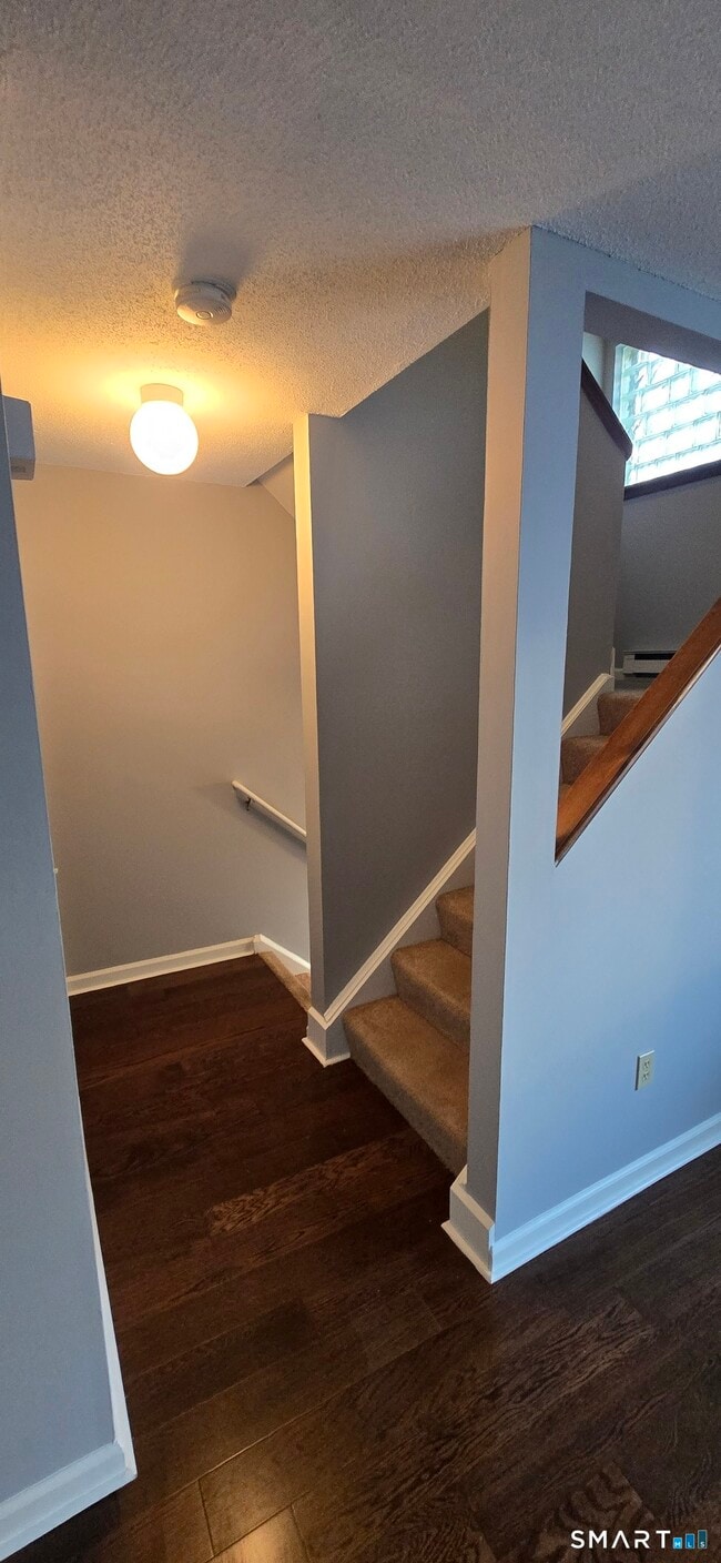 Building Photo - 925 Oronoke Rd