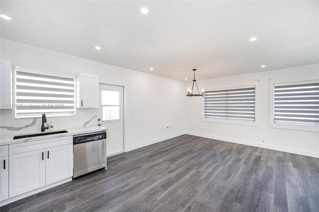 Building Photo - 1706 S Le Jeune Rd