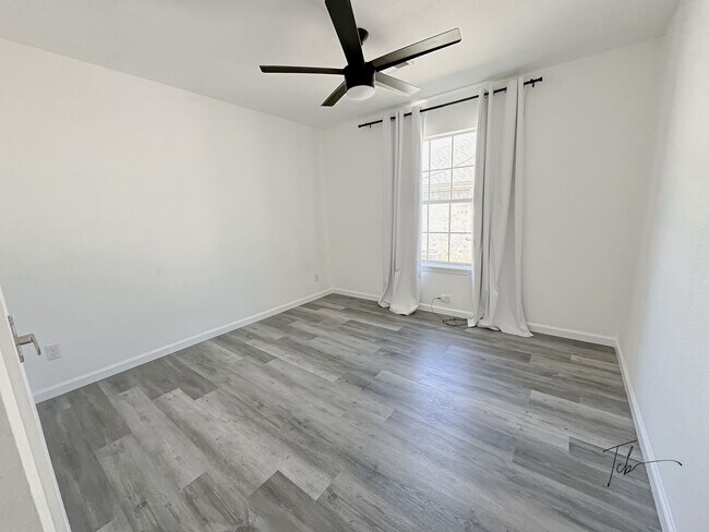 Building Photo - Available Now!  3 Bedroom, 2 Bathroom in Prime Bentonville Location, w/ Garage and Fenced-in Back...
