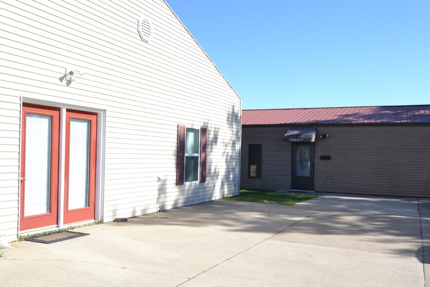 Building Photo - 1203 S Osteopathy Ave