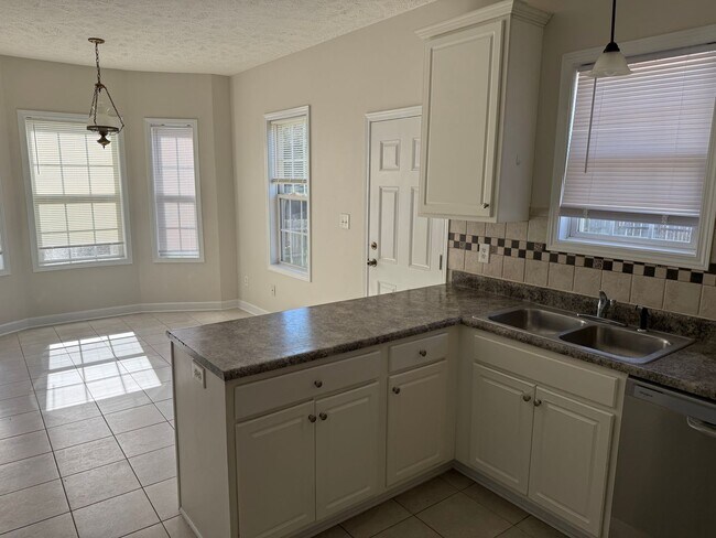 Building Photo - Jack Britt School District! 5br, 2.5 ba
