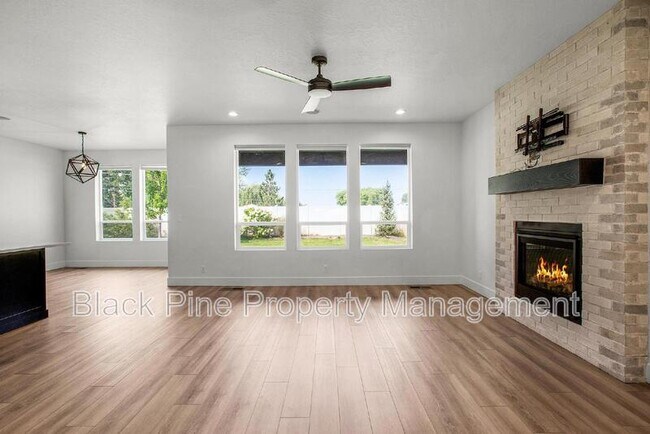 Building Photo - 2167 Klemmer Ave N