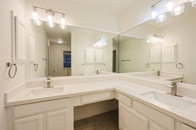 Building Photo - 2109 Eastlands St