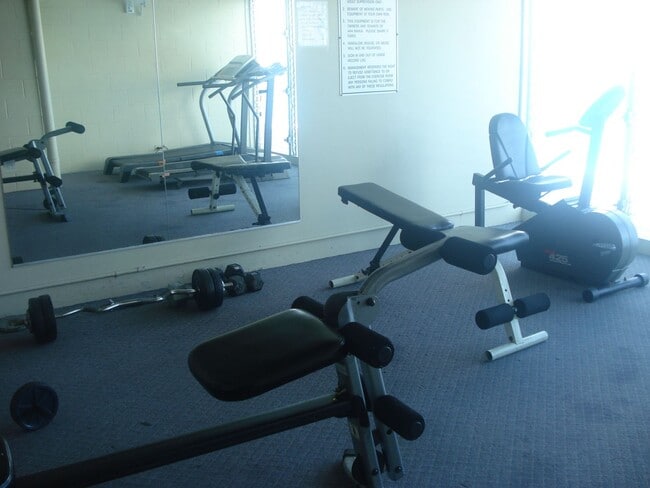 Building Photo - Large studio in the heart of Waikiki with assigned parking