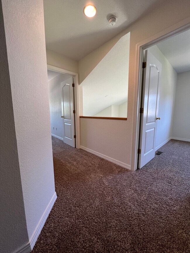 Building Photo - Charming 2 Bed/1.5 Townhome in Fabulous Longmont Location!