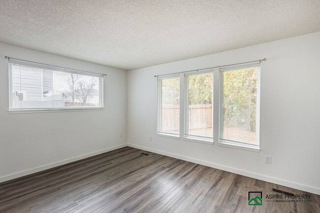 Building Photo - New Renovated 2 Bed 2 bath Townhome