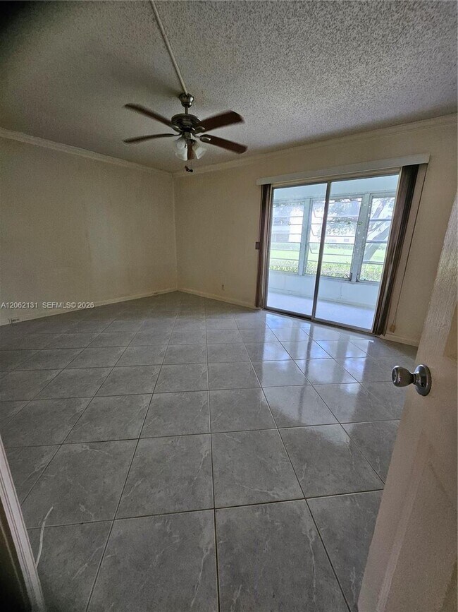 Building Photo - 559 Mansfield M
