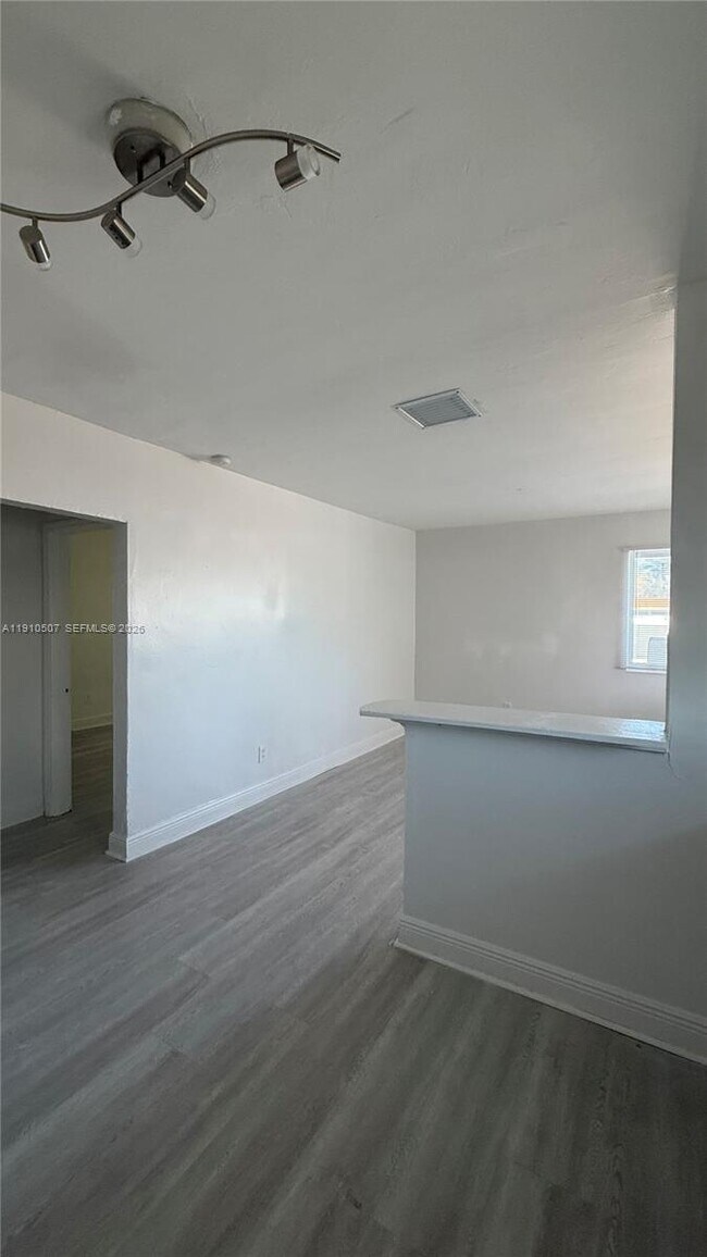 Building Photo - 1070 NE 80th St