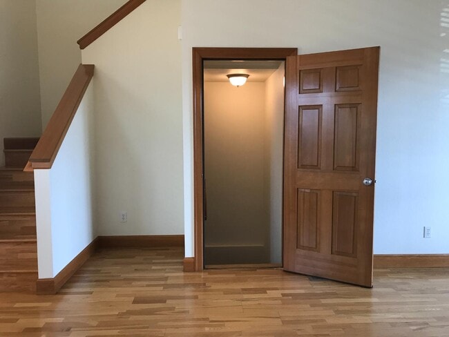 Building Photo - 3911 NE 9th Ave