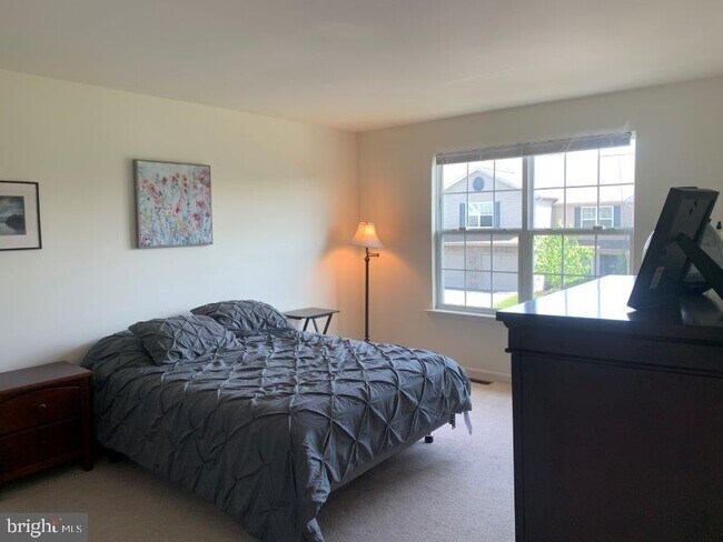 Building Photo - 275 Thrush Dr