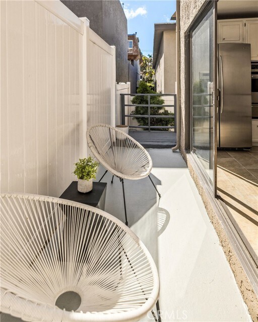 Building Photo - 1140 Manhattan Beach Blvd