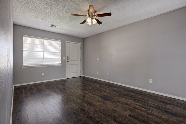 Building Photo - 916 S Patterson Dr