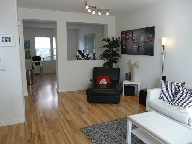Building Photo - Gorgeous 3 bedroom 2.5 Bath with Bonus Room in Communication Hill