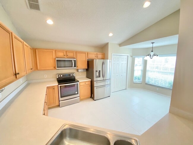 Building Photo - Beautiful Home with Water View in Waterfor...