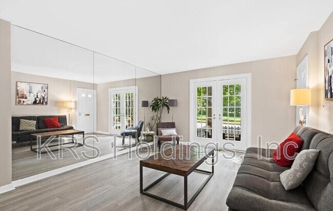 Building Photo - 2515 S Walter Reed Dr