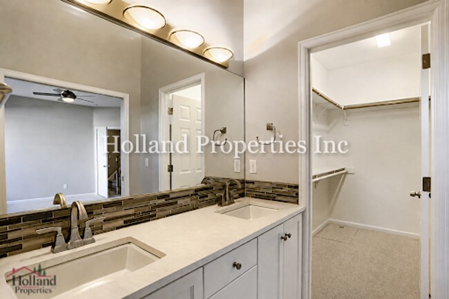 Building Photo - 4914 NW Huserik Dr