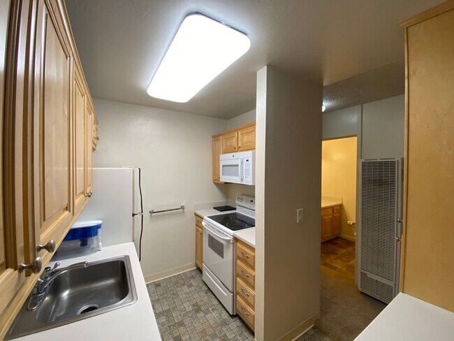 Building Photo - Nice Upper Unit in the Desired Station West!