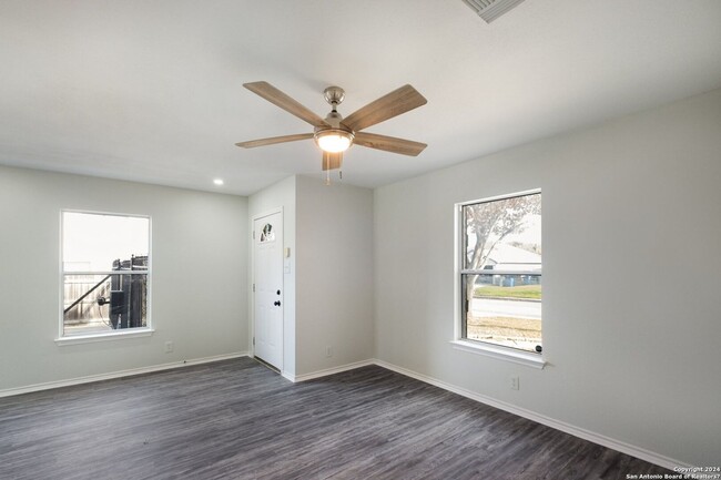 Building Photo - Beautiful, fully remodeled 3 bedroom, 2.5 ...