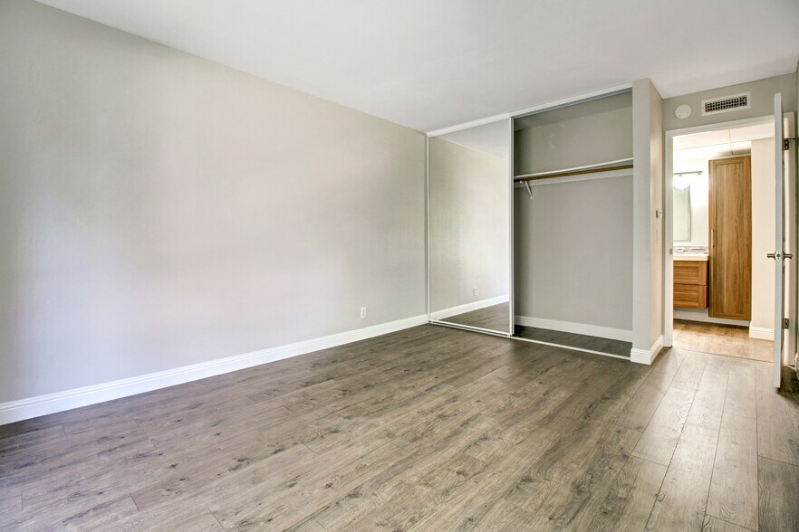 Building Photo - 480 N Civic Dr