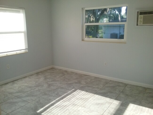 Building Photo - 3 Bedroom 2 Bath in Eustis for Rent!